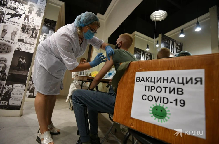 В оперативном штабе Свердловской области отмечают, что вакцины сейчас предостаточно, но люди отчего-то уже не так охотно идут прививаться.