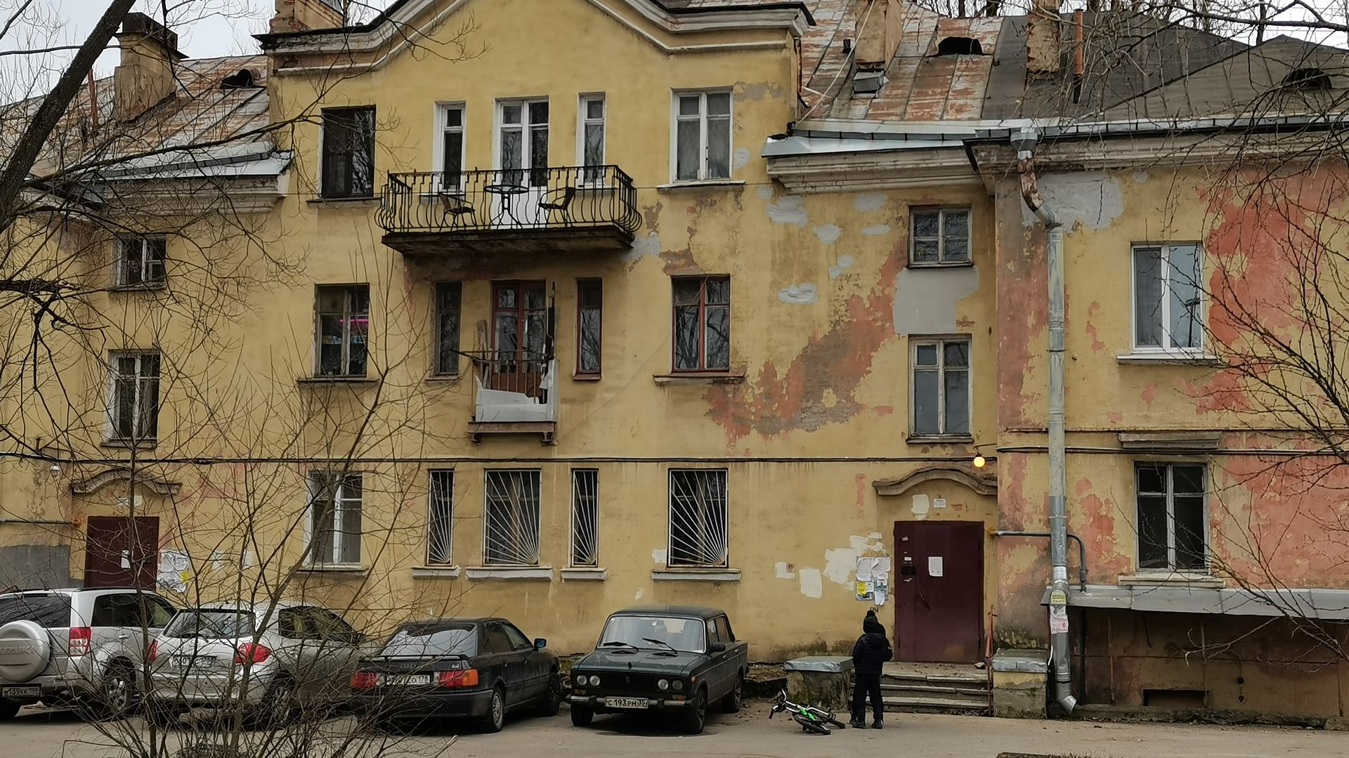 Жильцы аварийного дома в Воронеже опасаются быть погребенными под его обломками