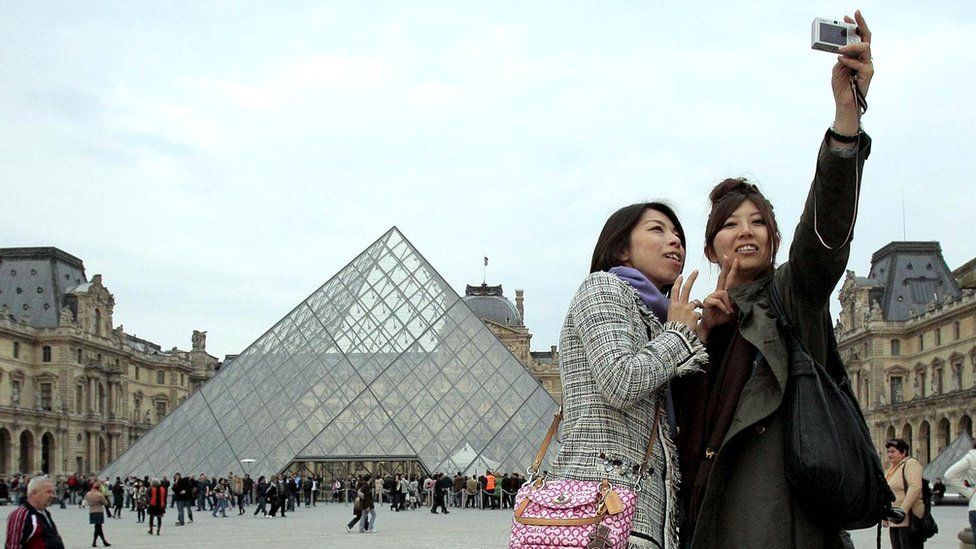 В Париже у части японских туристов развивается реактивный психоз от того, что столица Франции совершенно не соответствует их ожиданиям - мечты рушатся