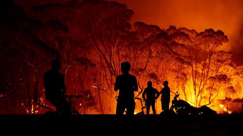 В пламени лесного пожара Австралии запечатлели лицо дьявола