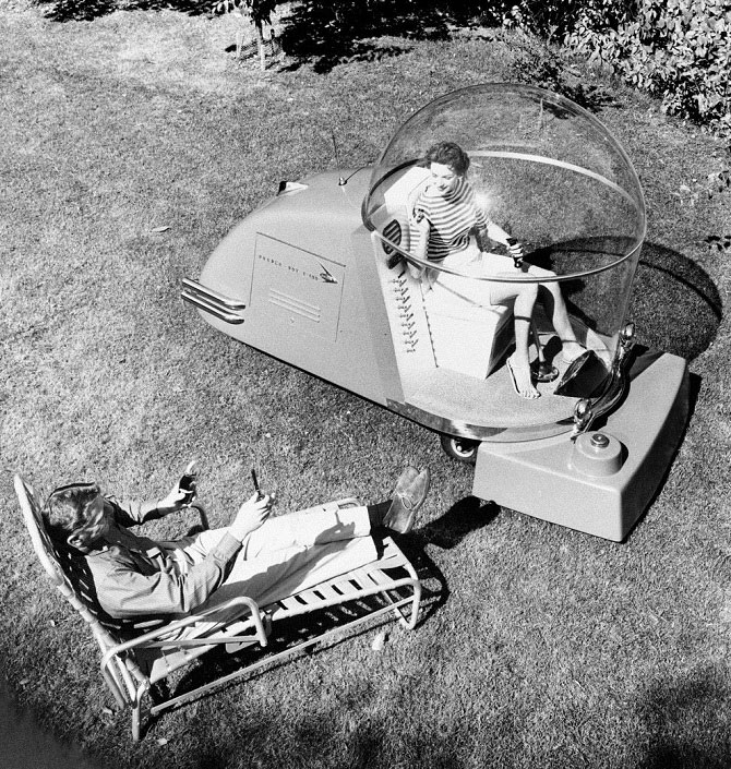 Газонокосилка 1957 года, которая спасала от солнца. Можно было включить радио, телевидение, была собственная система подачи воздуха, генератор и фары.