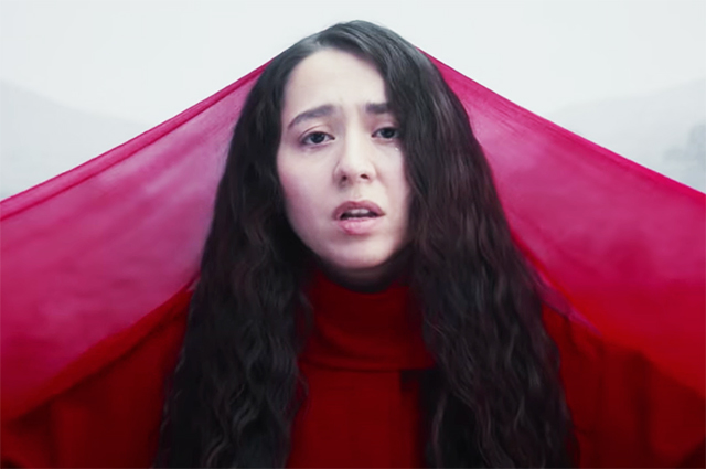 "Держи меня земля": певица Манижа выпустила новый клип перед своим выступлением в "Евровидении" Шоу-бизнес