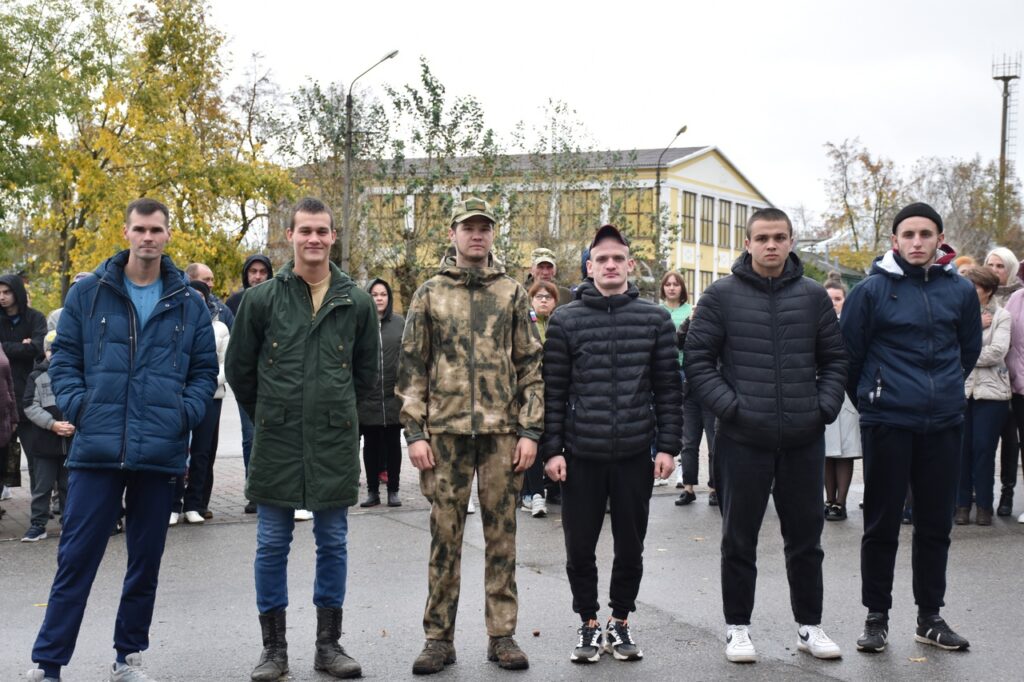 В Спасске мобилизованные жители района отправились в учебный центр под звуки оркестра