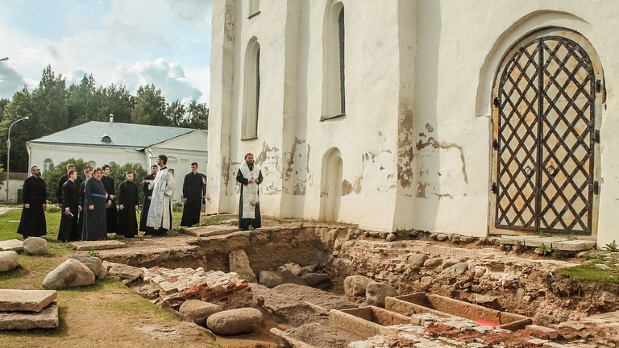 Новгород археологические раскопки. Раскопки Великий Новгород. Великий Новгород монастырь Вознесенский. Раскоп в Новгороде. Могила в Кремле Великий новгоо.