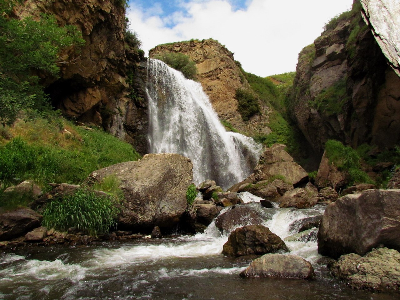 Водопад тчеркан в Армении