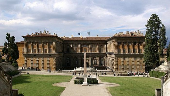 Большой итальянский особняк Палаццо Питти.