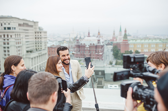 Испанский актер Марио Касас представил в Москве новый сериал со своим участием Светская жизнь