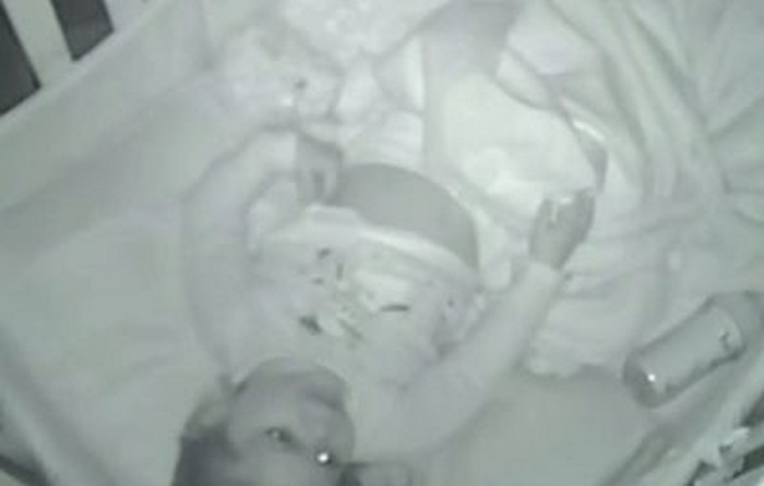 Увидел спящую дочку. Положила свою новорожденную дочь в микроволновку... Сцена родители кладут спать дочку.