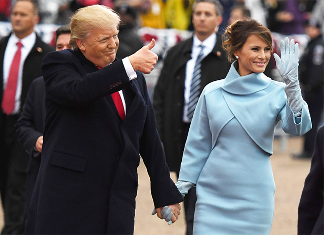 На церемонии инаугурации президента США Доналда Трампа Мелания одержала свою первую стильную победу в пальто Ralph Lauren, 20 января 2017 года