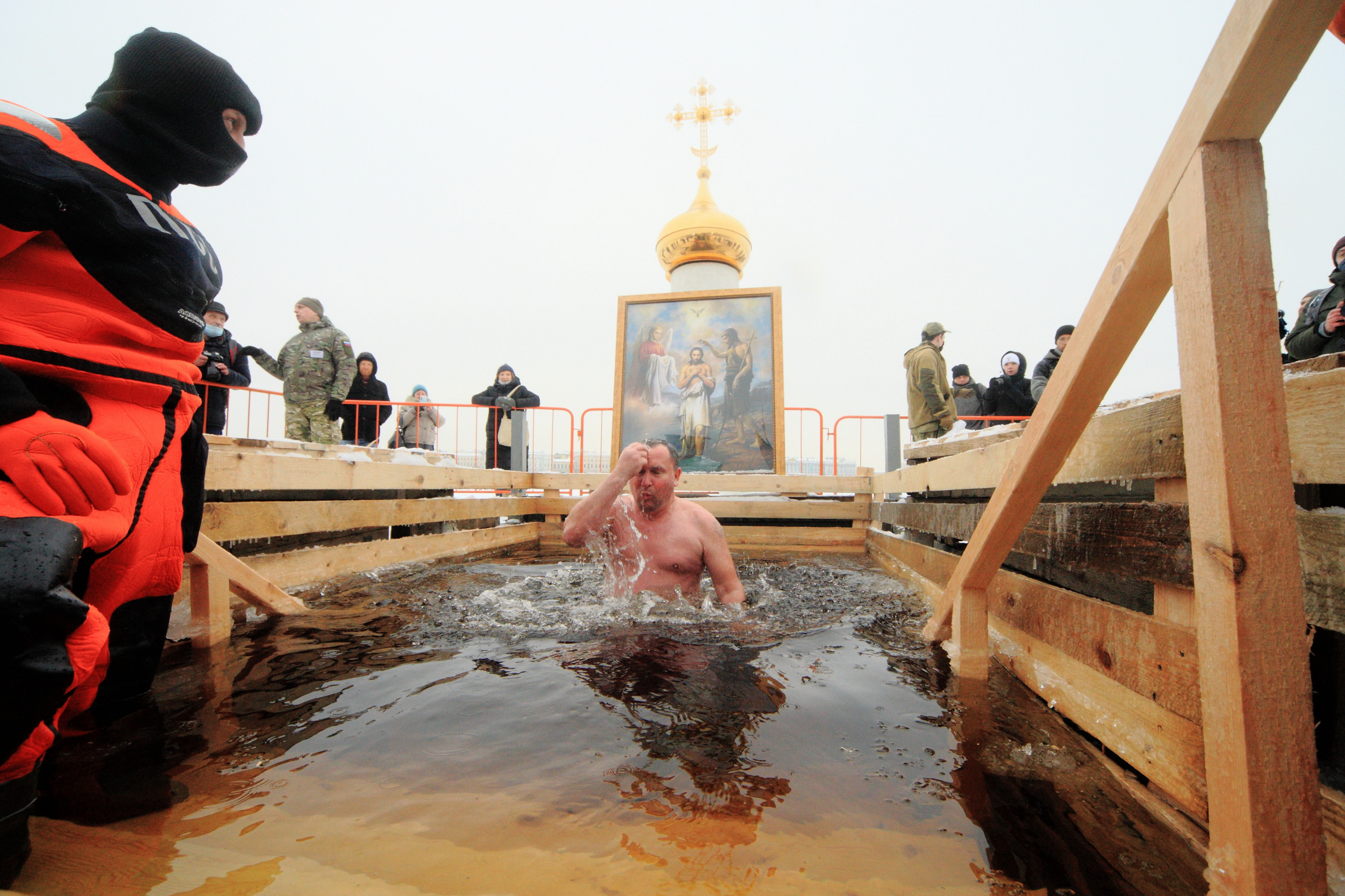 Люди купаются в проруби. Крещение Господне 2022 Челябинск. 19 Января праздник крещения Господня. Крещение Господне (Богоявление) 19 января 2022 года. Крещение 19 января прорубь.