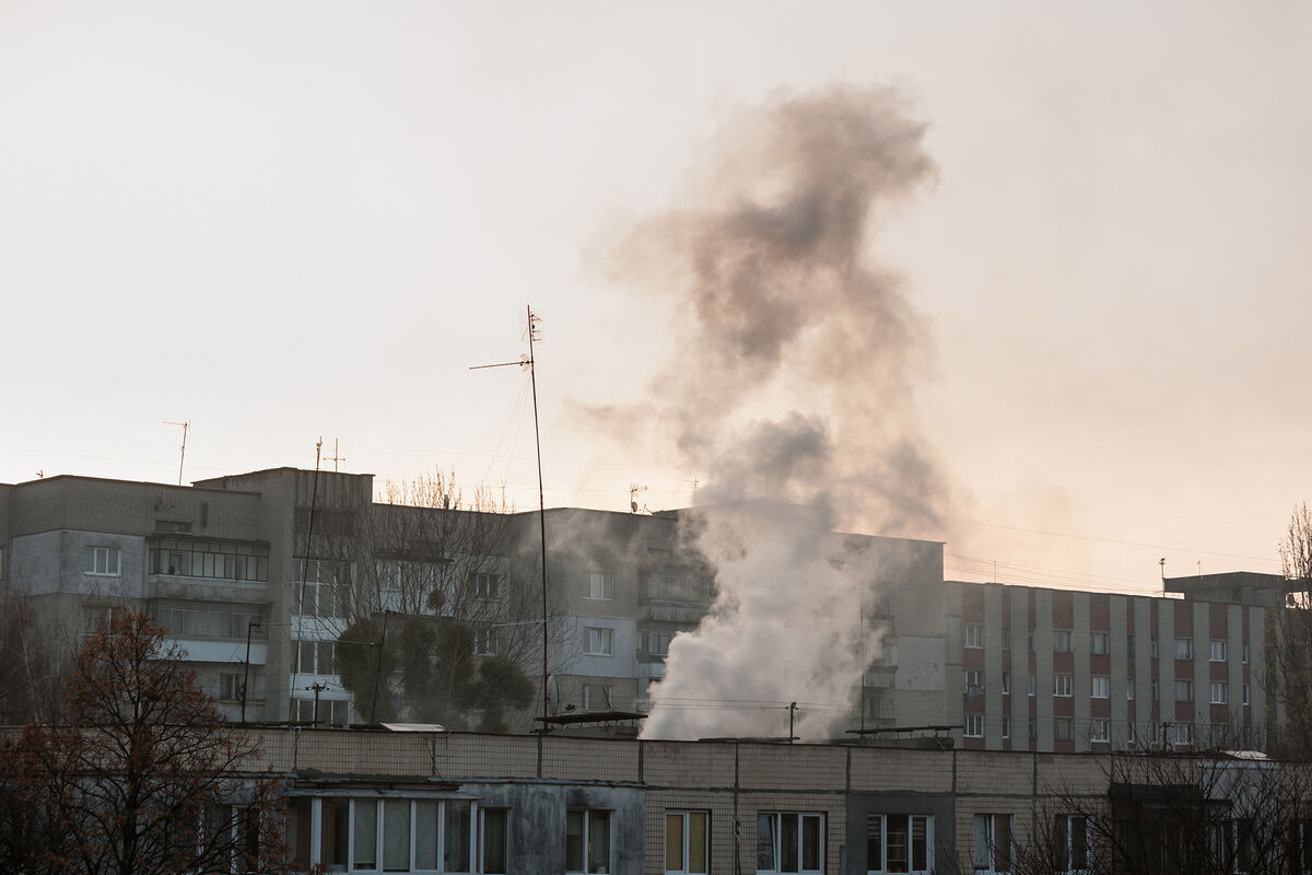 МЧС сообщило о пожаре площадью 100 кв. м на складе в Санкт-Петербурге