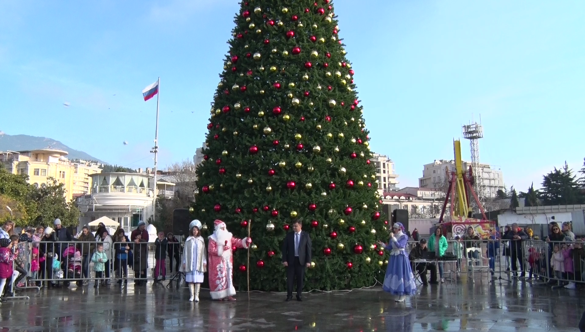 Елка в ялте. Елка в Ялте 2021. Ялта елка набережная 2020. Ялта елка на набережной 2021. Елка в Ялте 2020.