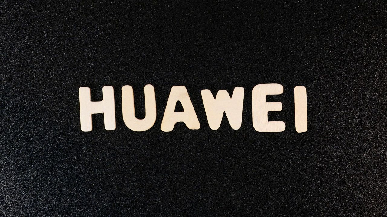 Новый смартфон Huawei стоит в три раза дороже iPhone 16