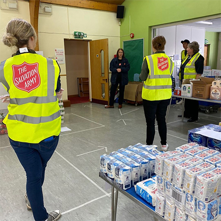 По примеру Кейт Миддлтон: принцесса Евгения и Джек Бруксбенк помогли нуждающимся британцам По примеру Кейт Миддлтон: принцесса Евгения и Джек Бруксбенк помогли нуждающимся британцам Монархи,Британские монархи