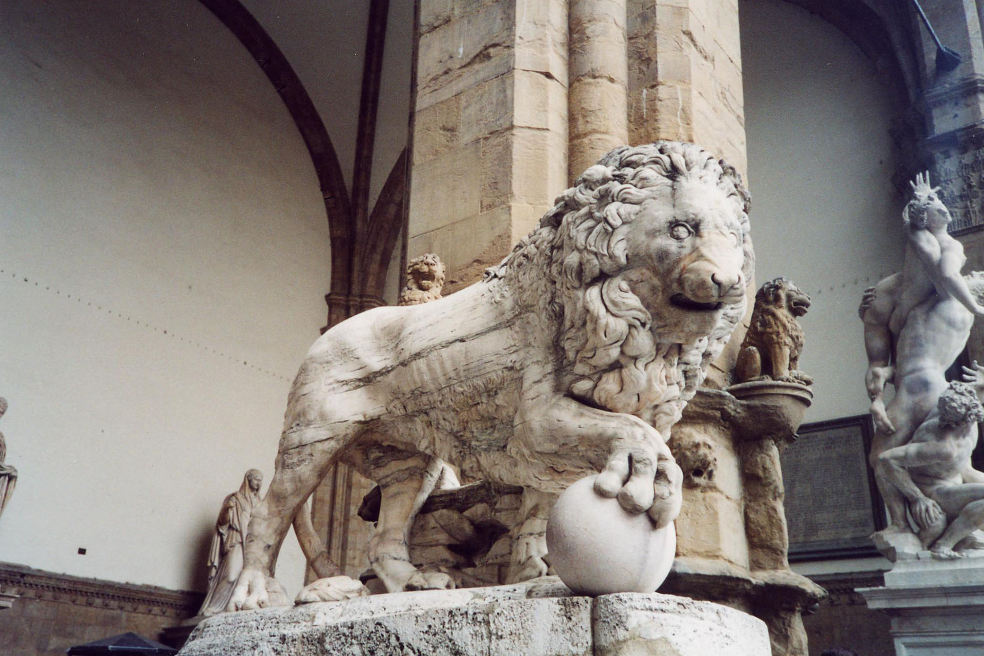 Лев Медичи, скульптура Джованни ди Скеранно Фанчелли. Работа находится во Флоренции