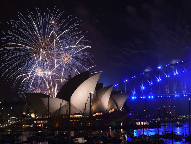 Оперный театр и мост Харбор-Бридж в Сиднее, 1 января 2017. новый год, праздник, салют, фейрверк