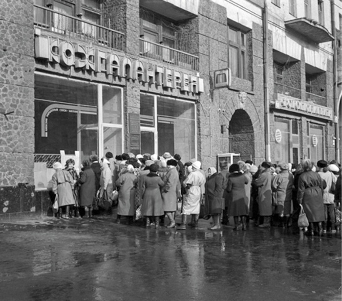 Очередь в кожгалантерею. СССР, Киев, 1990 год.