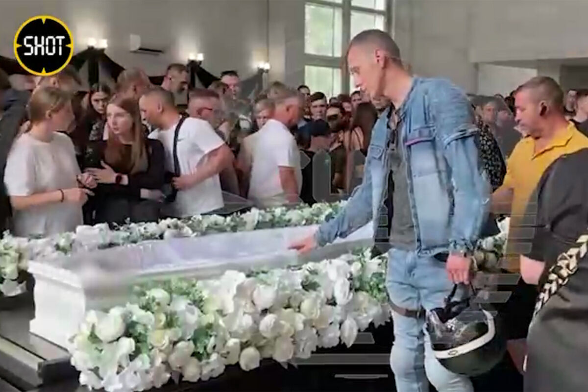 На Троекуровском кладбище состоялась церемония прощания с блогером МотоТаней