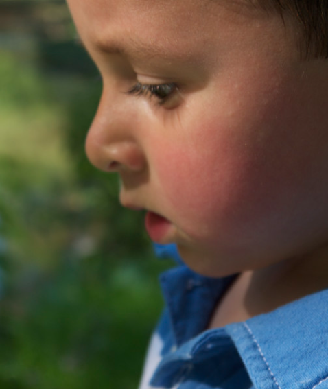 Для своего возраста он был необычайно развит как физически, так и умственно. Ребенок спокойно мог разговаривать со взрослыми на серьезные темы, поражая их своим интеллектом. Однажды мальчик признался родителям, что его часто мучают кошмары. Сначала никто не придал значения его словам, но вскоре о мальчике заговорила уже вся деревня, а следом и весь мир.