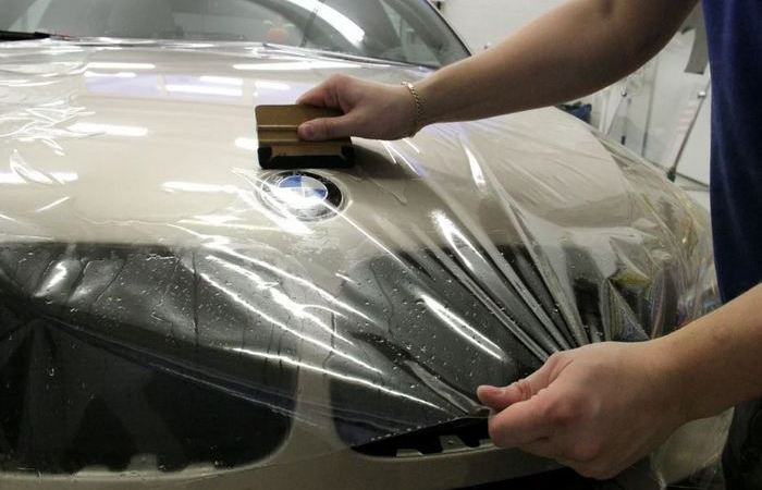 Вот зачем европейцы клеят скотч на свои автомобили