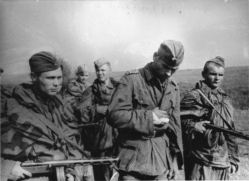 Советские разведчики ведут захваченного в плен немецкого солдата. 1944 год. Великая Отечественная воина, память, разведчики, советская армия