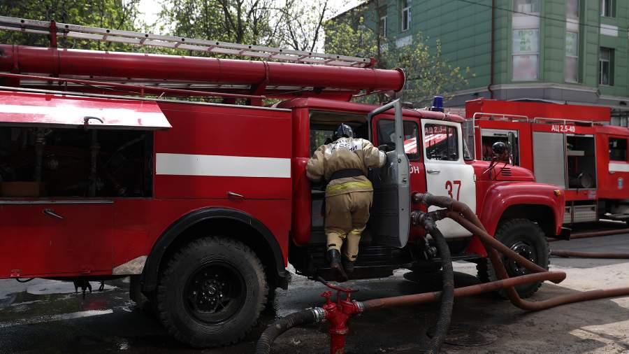 Обсуждения пожарных. Пожарная машина таранит автомобили. Пожарные Москвы. Пожарный автомобиль Таран. Пожарная машина для Тарана.