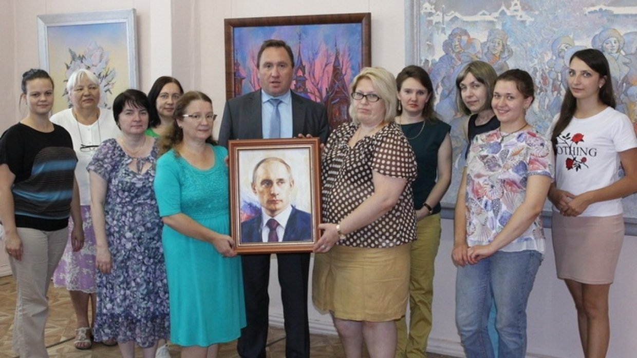 Никас Сафронов подарил портрет Путина алтайскому музею