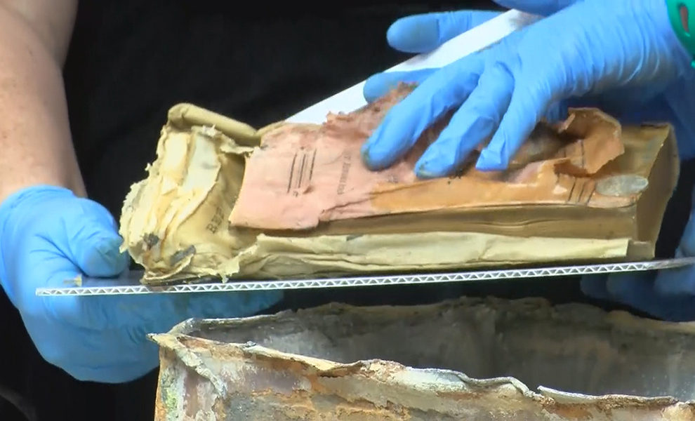 Археологи занимались реставрацией статуи, когда увидели внутри запечатанную коробку. Распаковку сняли на камеру 