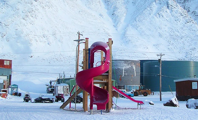 Жизнь в городе у самого северного полюса: -72 градуса зимой и детские площадки посреди льда