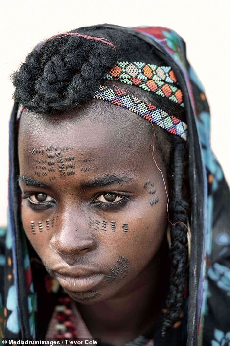 Как проходит конкурс красоты среди мужчин племени водаабе, который судят девочки-подростки 
