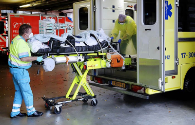 Все больницы забиты: Нидерланды начали отвозить больных с COVID-19 в Германию