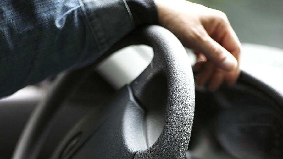 Эксперт рассказал: почему стоит опасаться водителей, которые держат руку сверху на руле