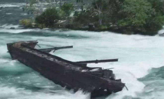 Ржавая баржа-призрак ползет в Ниагарский водопад баржа,корабль-призрак,Ниагаский водопад,Пространство,судно