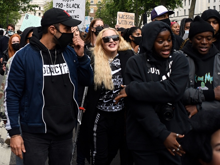 Всем преградам вопреки: Мадонна посетила протесты в Лондоне на костылях Флойда, митинге, время, участие, Мадонны, Джорджа, везде, расизма, одного, костылях, протестующих, задержания, Matter, Lives, Black, последние, Джордж, состояние, погиб, поддержку