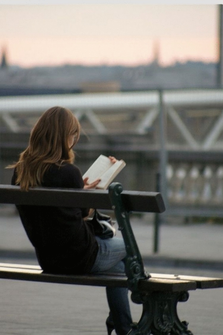 Девушка с книжкой на скамейке