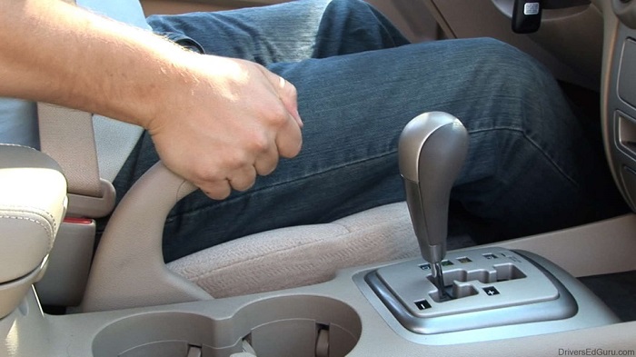 Ручник фиксирует положение машины на уклоне или подъеме/ Фото: drive2.ru