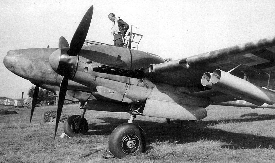 Messerschmitt-Bf-110G-Zerstorer-with-the-21cm-Werfergranate-Mortar-02