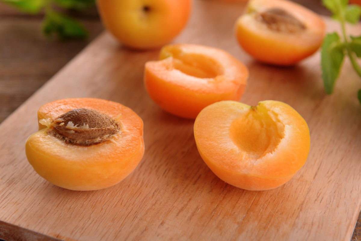 Как сделать, чтобы абрикос остался целым при варке варенья без косточек