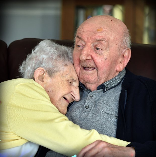 98-летняя мать перебралась в дом для престарелых, чтобы ухаживать за своим 80-летним сыном в мире, добро, забота, люди, маты, отношения, старость, сын