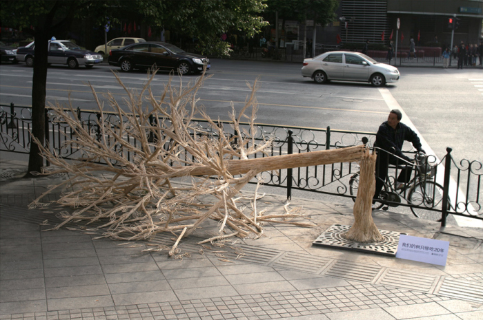 Сломанное дерево из 30 тысяч китайских палочек.