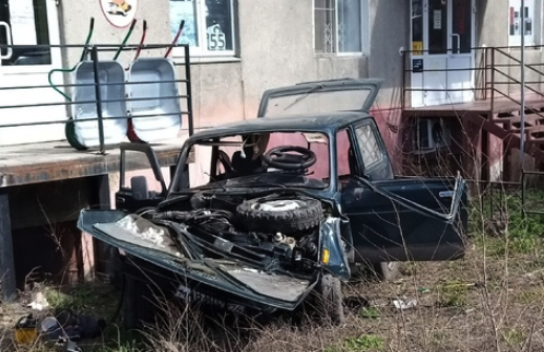 В Челябинской области внедорожник на огромной скорости врезался в дом