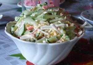 Фото к рецепту: Салат с сыром сулугуникосичкой