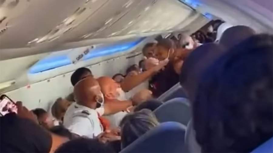 Бразильянки устроили массовую потасовку на борту самолета 