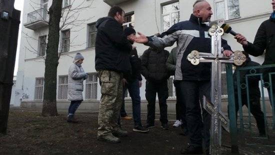 В центре Киева радикалы снесли поклонный крест и готовят захват монастыря