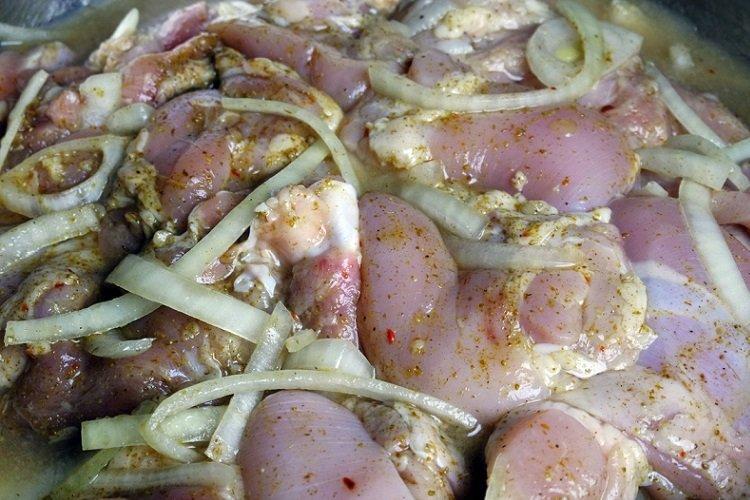 Простой маринад на минералке для шашлыка из курицы