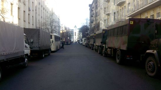 Порошенко стягивает в центр Киева военную технику и боевиков, боясь радикалов