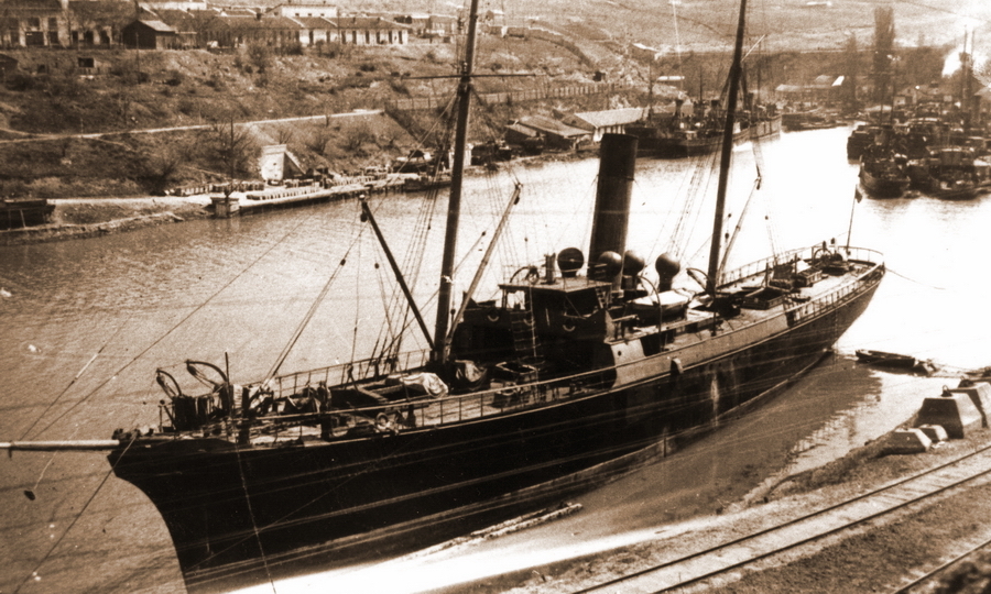 ​Гидрографическое судно «Гидрограф» (ранее «Дунай» и «1 Мая»), красивое и довольно вместительное. Водоизмещение 1382 тонны, размерения 62,2×10,4×4,6 метра. Заложено в 1891 году в Швеции, вступило в строй в 1892 году в качестве минного транспорта ЧФ. Имело сложную судьбу: в мае 1918 года захвачено в Севастополе немцами, в ноябре 1918 года - белогвардейцами, в декабре того же года - англо-французскими интервентами, с апреля 1919 года вновь вошло в состав белогвардейского флота. В ноябре 1920 года оставлено врангелевскими войсками и в декабре включено в состав Морских сил Чёрного моря. В 1922 году переклассифицировано в транспорт, а в 1928 году - в минный заградитель. С 1940 года использовалось в качестве гидрографического судна. Судьба «Гидрографа» до конца не ясна, место гибели не найдено - Четыре дня и три ночи «Армении»: от Севастополя до Ялты | Warspot.ru