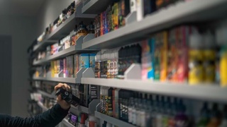 Покупка жидкости для вейпа / Фото: unsplash.com