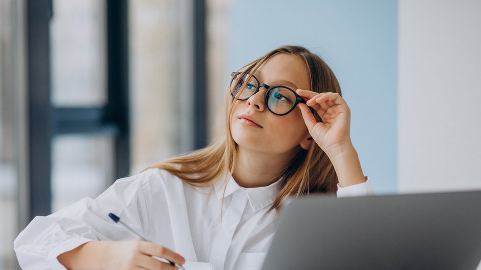 Школьница готовится к участию во ВсОШ