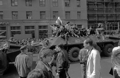 ЕЛЬЦИН ПРИНЁС НЕ СВОБОДУ, А СМЕРТЬ: МАТЬ, ПОХОРОНИВШАЯ СЫНА, НЕ СТАЛА МОЛЧАТЬ О ТРАГЕДИИ россия